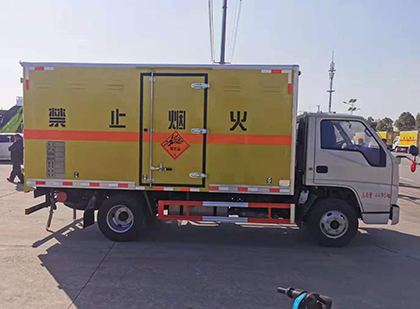 固阳爆破器材运输车工人安全操作规范与智能技术保障